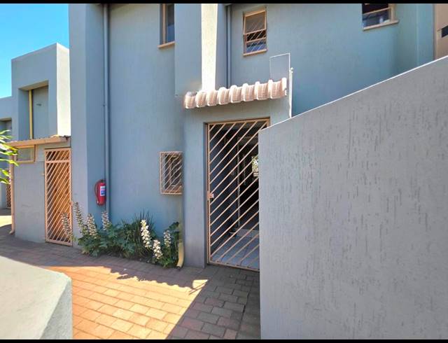 2 BEDROOM DUPLEX FOR SALE IN FREEWAY PARK